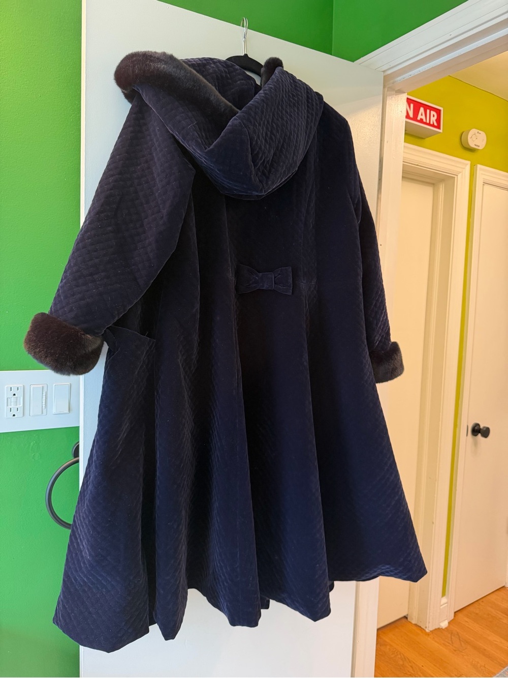 ModCloth x Collectif Charming Ways Navy Quilted Velvet Coat UK 20 Faux Fur & Bow - Picture 3 of 10